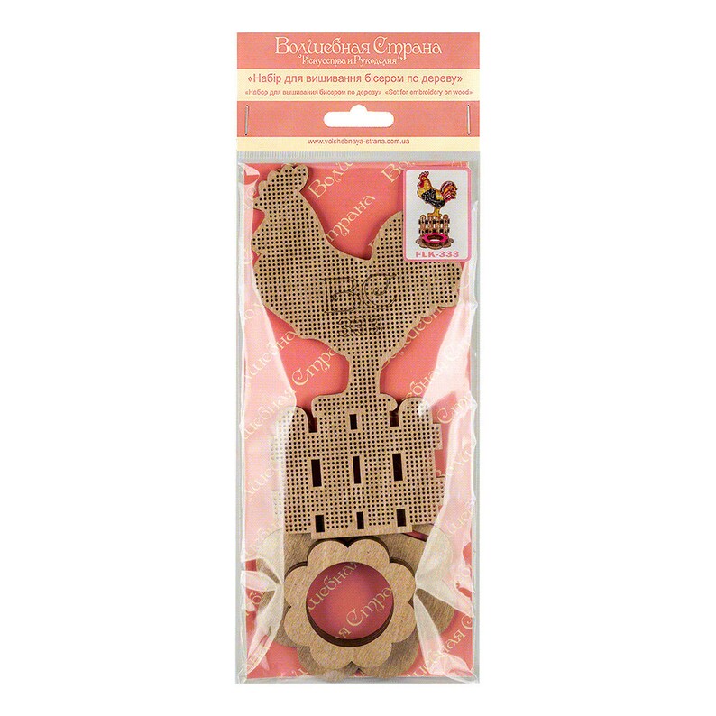Pu&ograve; includere: Un kit di artigianato in legno per ricamo con perline. Il kit include un gallo, una recinzione e un motivo floreale. La confezione &egrave; rosa e presenta il testo "Волшебная Страна" e "FLK-333".