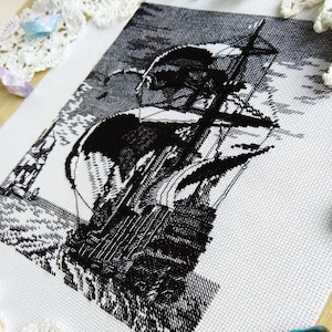 Puede incluir: Bordado de punto de cruz en blanco y negro de un barco navegando en el mar. El barco tiene una vela grande y está rodeado de olas.