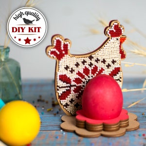 Puede incluir: Kit de bricolaje para un soporte de huevos de pollo con cuentas. El kit incluye una base de madera, cuentas e instrucciones. El producto terminado es una gallina encantadora y colorida con un huevo rojo en su nido.
