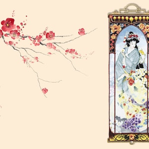 Op de afbeelding: Een wandkleed met een gouden lijst die een vrouw in een blauwe en gele jurk afbeeldt die een boeket bloemen vasthoudt. De achtergrond is lichtblauw met wolken en een bloemmotief. Het wandkleed hangt aan een muur met een tak roze bloesems op de achtergrond.