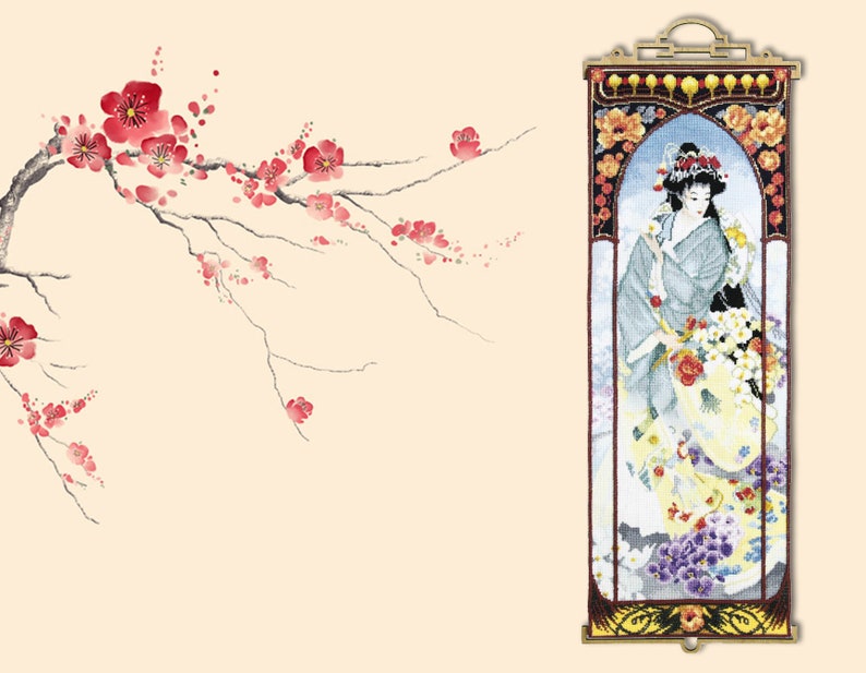 Op de afbeelding: Een wandkleed met een gouden lijst die een vrouw in een blauwe en gele jurk afbeeldt die een boeket bloemen vasthoudt. De achtergrond is lichtblauw met wolken en een bloemmotief. Het wandkleed hangt aan een muur met een tak roze bloesems op de achtergrond.