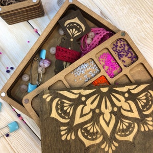 Organizer in legno per la creazione di gioielli, vassoio per lo smistamento delle perline, contenitore decorativo mandala, scatola artigianale rettangolare con coperchio, supporto per ricamo