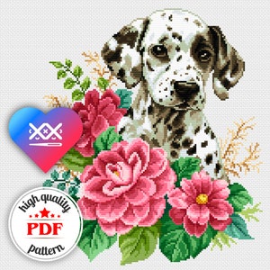 Puede incluir: Patrón de punto de cruz con un cachorro dálmata con flores rosas. El patrón está disponible para descargar en PDF de alta calidad.