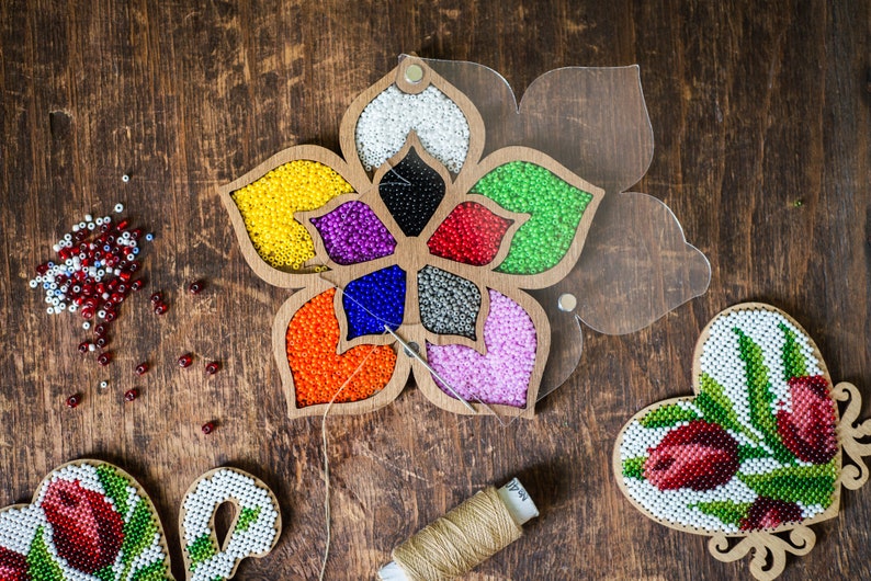 Сборка украшений. Слепая девочка делает из бисера. Баночки для бисера. Сортировка бисера на дому работа. Брянск.