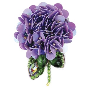Puede incluir: Un broche de flor púrpura hecho de lentejuelas y cuentas. La flor tiene un tallo verde con hojas.