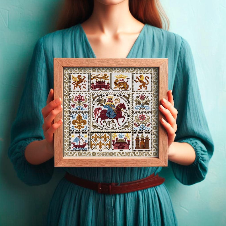 K&ouml;nnte beinhalten: Eine gerahmte Kreuzstich-Stickerei mit einem farbenfrohen Design eines Ritters auf einem Pferd, umgeben von verschiedenen heraldischen Symbolen, darunter Schl&ouml;sser, L&ouml;wen und Lilien.