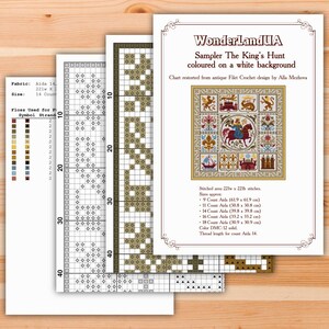 K&ouml;nnte beinhalten: Kreuzstich-Musterkarte f&uuml;r einen Sampler mit dem Titel "Die Jagd des K&ouml;nigs" auf wei&szlig;em Hintergrund. Die Karte zeigt ein farbenfrohes Design mit einem K&ouml;nig zu Pferd, einem Schiff und anderen mittelalterlichen Motiven. Die Karte wurde von Alla Mezhova entworfen und enth&auml;lt Anweisungen zum Sticken auf Aida-Stoff in verschiedenen Gr&ouml;&szlig;en.