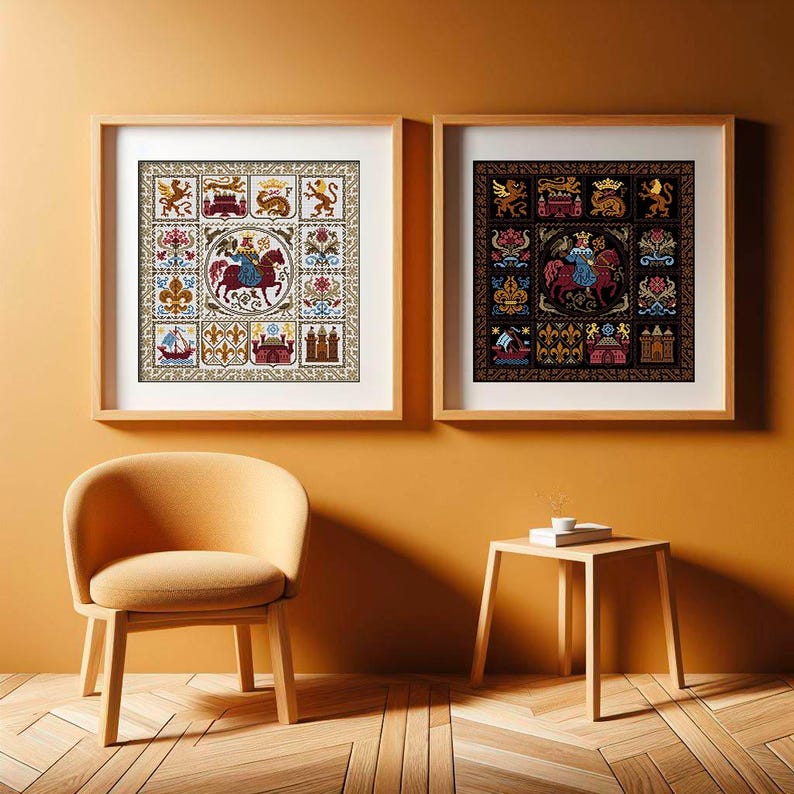 K&ouml;nnte beinhalten: Zwei gerahmte Kreuzstich-Stickereien mit mittelalterlichem Thema. Die Designs sind quadratisch und zeigen eine Vielzahl von bunten Symbolen und Figuren. Die Rahmen sind aus Holz und haben eine hellbraune Farbe.