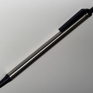 Peut inclure: Un stylo à bille argenté avec une pointe noire et un clip noir. Le stylo a un corps métallique élégant et un design simple et fonctionnel. Le stylo est conçu pour l'écriture.
