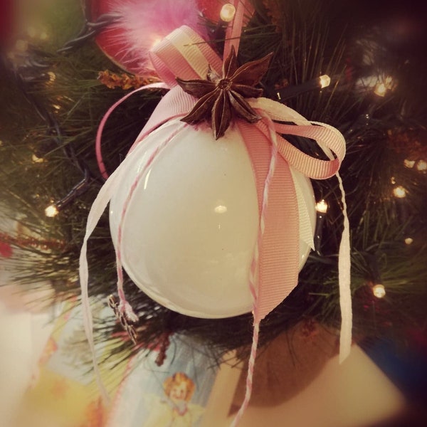 Boule de Noël faite à la main, farce personnalisée de bas, cadeau idéal de Noël, ornement rose avec la plume et anis séché, Ornamen de nouvel an