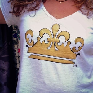 Hand-painted t-shirt with crown for women,woman&#39;s blouse,tee with gold crown,cotton t-shirt handpainted design crown,personalized shirt