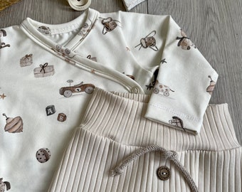 Babyset Newborn: Baby Wickelshirt Wickeljäckchen ecrù mit Retro-Toys und Baggypants Pumphose mit fake-Kordel und Kokosknopf aus Rib-Jersey