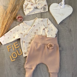 Babyset Newborn: Baby Wickelshirt Wickeljäckchen BohoFlowers und Pumphose mit Knopfblümchen und Kokosknopf aus Rib-Jersey