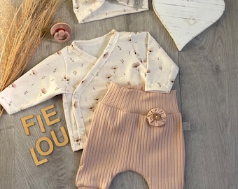 Babyset Newborn: Baby Wickelshirt Wickeljäckchen BohoFlowers und Pumphose mit Knopfblümchen und Kokosknopf aus Rib-Jersey