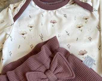 Baby Set aus Paperbag Pumphose Baggypants Waffeljersey mit Schleife altmauve und JerseyShirt mit amerikanischem Ausschnitt BohoFlowers