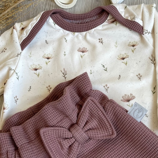 Baby Set aus Paperbag Pumphose Baggypants Waffeljersey mit Schleife altmauve und JerseyShirt mit amerikanischem Ausschnitt BohoFlowers