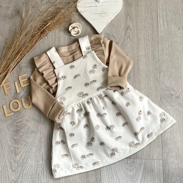 Baby Set: Latzkleid Latzrock aus Baumwolljersey in verschiedenen Designs und Shirt mit Rüschendetail aus Baby-Rib-Jersey in Frappé