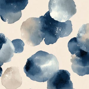 Op de afbeelding: Een herhalend patroon met abstracte aquarelcirkels in verschillende tinten diep marineblauw, leiblauw en zachtgrijs tegen een effen crèmekleurige achtergrond. De vormen hebben zachte, vervaagde randen en textuurrijke verfeffecten.