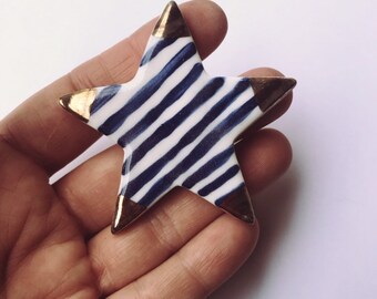 Weißer Sternmagnet mit blauen Streifen