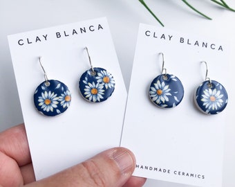 Round blue earring with daisy flower design