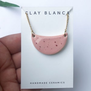 Speckled pink U necklace