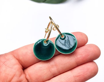 Emerald green round dangle earrings