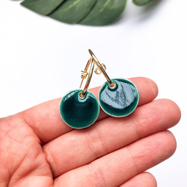 Emerald green round dangle earrings