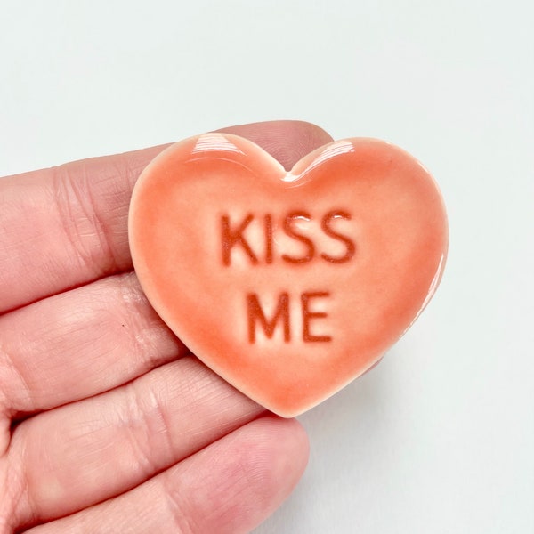 Poppy Red Heart Magnet with ‘Kiss Me’ - Sweetheart Sweets/ Love Hearts Sweets style