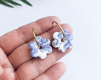 Porcelana azul vintage - pendientes colgantes de flores en aros de oro, pendientes azules de Delft, joyas de Delft, azul real, pendientes de cerámica