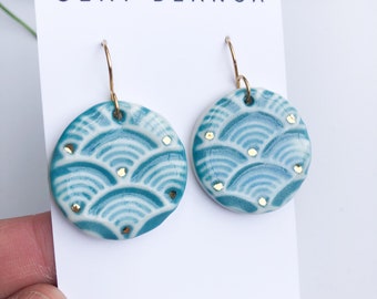 Turquoise round earring with gold luster