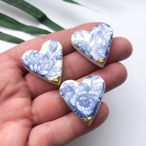 Blue china small heart brooch with gold tips, delft blue brooch, royal blue jewellery, delft jewellery, ceramic jewellery