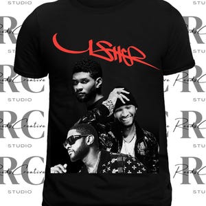 Può includere: Maglietta nera con una firma "USHER" rossa in stile graffiti. La maglietta presenta una foto in bianco e nero di tre uomini, due dei quali indossano cappelli.