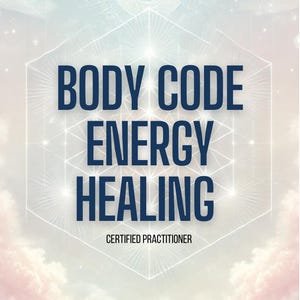 Può includere: Una grafica blu e bianca con un design geometrico e il testo "BODY CODE ENERGY HEALING CERTIFIED PRACTITIONER" su uno sfondo di nuvole.
