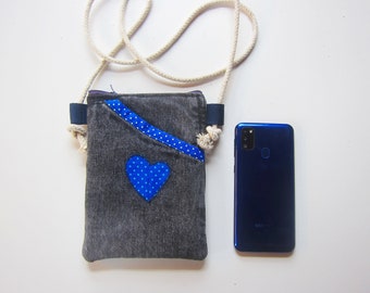10) Cell phone shoulder bag