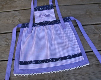 cute children's apron with name in purple-violet size. 86 to 116