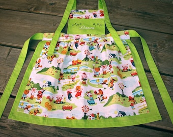 cute children's apron with name in light green and white motif funny animals at the harvest festival - size 92 to 116