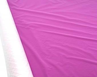 Può includere: Un rotolo di tessuto rosa brillante con un retro bianco. Il tessuto è liscio e ha una leggera lucentezza.