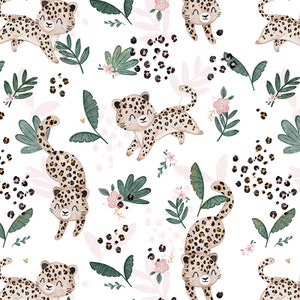 Può includere: Uno schema senza cuciture con simpatici leopardi di cartoni animati con macchie marroni e nere, foglie verdi e fiori rosa su uno sfondo bianco.