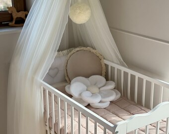 Babyhimmel, stora pompoms, metallhandtag, babysänghimmel, babyrumshimmel, tyllhimmel