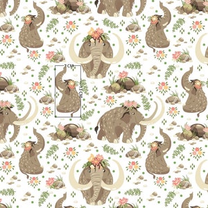 Peut inclure: Motif répété avec des mammouths de dessin animé portant des couronnes de fleurs, de grandes défenses et une fourrure brune. Le motif comprend de petits rochers, du feuillage vert et des fleurs colorées sur fond blanc. Les mammouths mesurent environ 7 cm de large et 13 cm de haut.