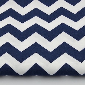 Könnte beinhalten: Nahaufnahme eines Stoffes mit einem marineblauen und weißen Zickzackmuster. Das Zickzack-Design ist ein klassisches und vielseitiges Muster, das sich für verschiedene Heimdekorations- und Bastelprojekte eignet. Der Stoff scheint aus Baumwolle zu sein.