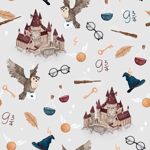 Peut inclure: Un motif sans couture représentant une illustration aquarelle fantaisiste d'un château magique, de hiboux, de potions, de clés, de baguettes magiques et d'autres éléments sur le thème d'Harry Potter sur un fond gris clair.