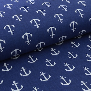 Op de afbeelding: Marineblauwe stof met een herhaald patroon van witte ankers. Dit nautische ontwerp is geschikt voor diverse naaiprojecten, waaronder kleding en woondecoratie. De stof heeft een getextureerde uitstraling.