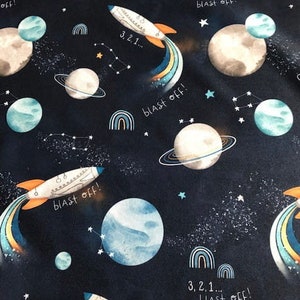 Tessuto di cotone premium Space Blast Off, tessuto per bambini, arcobaleno, razzo, pianeti, astronave, galassia, costellazione immagine 3
