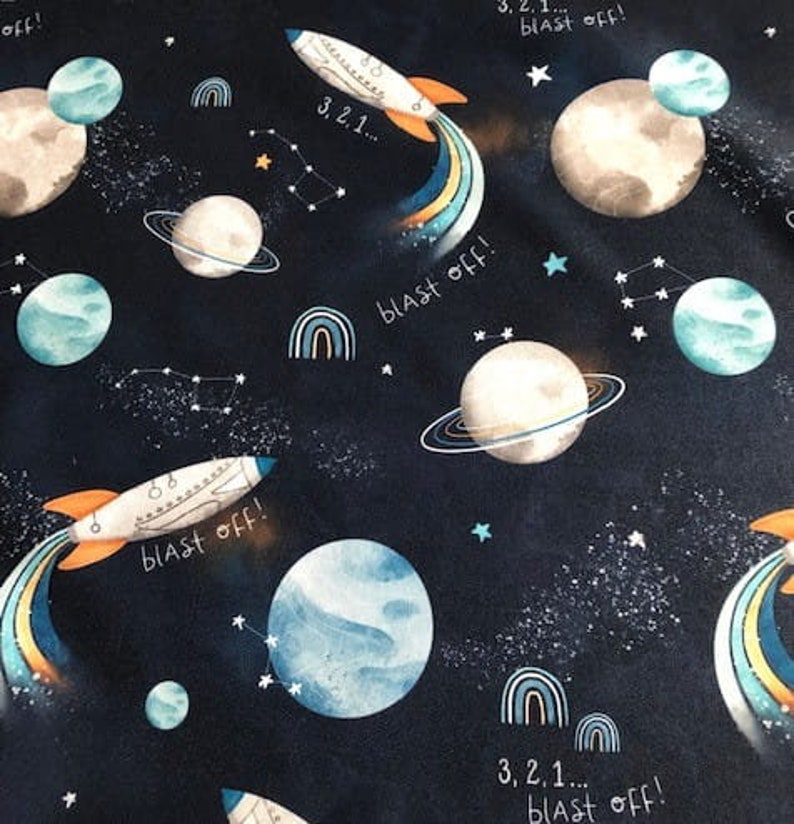Tessuto di cotone premium Space Blast Off, tessuto per bambini, arcobaleno, razzo, pianeti, astronave, galassia, costellazione immagine 3