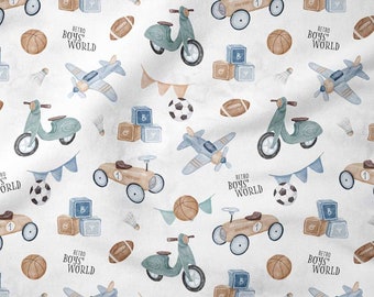 Può includere: Uno schema senza cuciture che presenta una varietà di giocattoli retrò, tra cui uno scooter blu e verde, un'auto giocattolo gialla, un aereo blu e una palla da basket. Lo schema include anche blocchi di costruzione marroni e blu, un pallone da calcio e una navetta da badminton. Il testo "Retro Boys' World" è ripetuto in tutto lo schema.