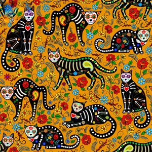 Peut inclure: Motif répété de chats noirs avec des visages de crânes de sucre et des corps de squelettes. Les chats sont décorés de motifs floraux et cachemire colorés. Le fond est de couleur jaune moutarde avec des fleurs et des vignes.