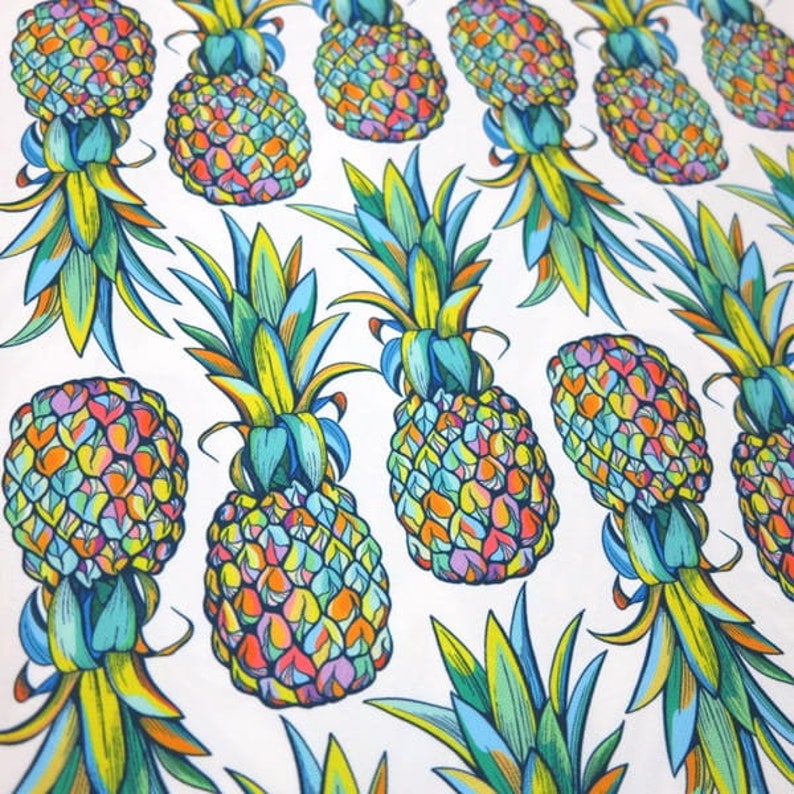 Regenboog ananas waterdichte stof, polyester waterdicht, fruit stof, gekleurde ananas op wit, ananas print 50cm/0.55yd afbeelding 2