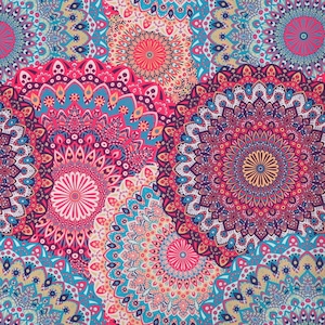Può includere: Uno schema senza cuciture con motivi di mandala colorati in tonalità di rosa, blu, viola e giallo. I motivi intricati presentano forme geometriche e motivi floreali.