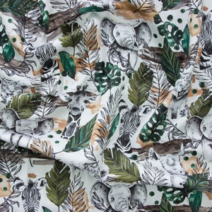 Tissu en coton premium avec animaux de la savane et safari, animaux africains, feuilles de monstera, éléphant, rhinocéros, girafe, zèbre